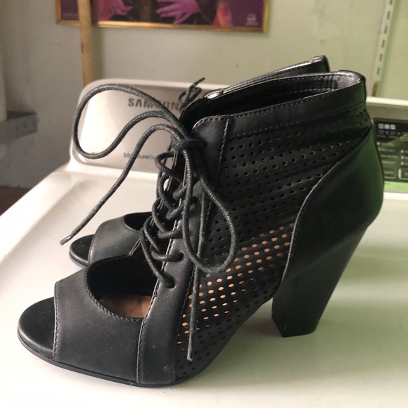 Heels - Picture 5 of 6